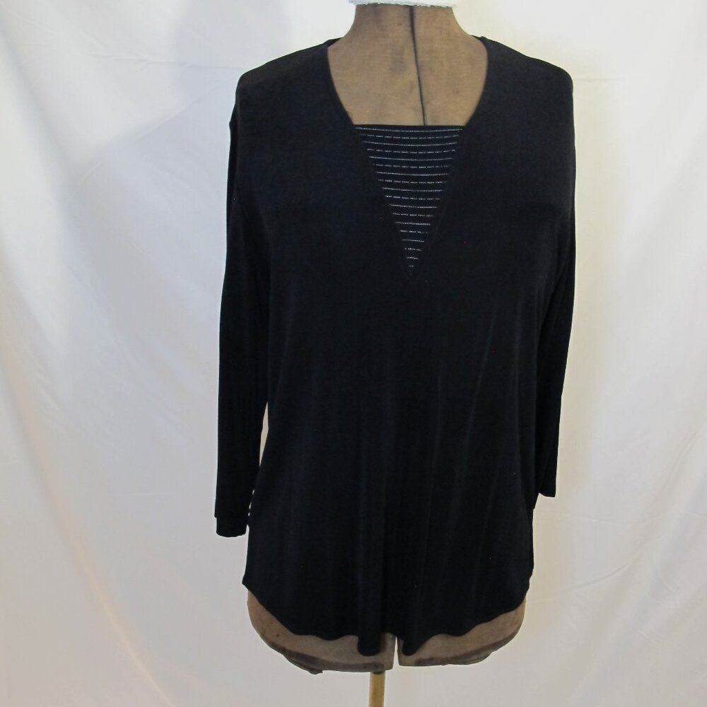Draper’s and Damon’s Petites black top with v-neck inset PXL